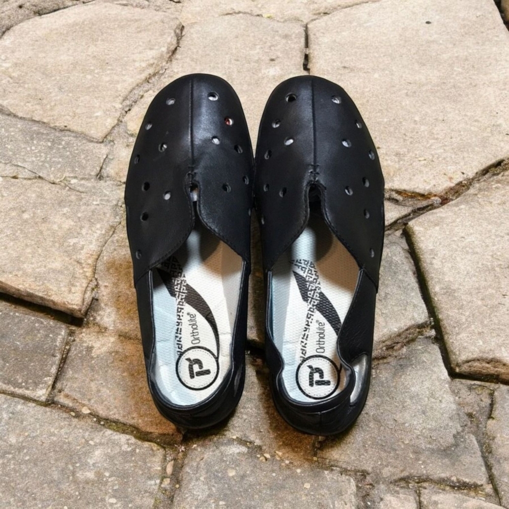 Propet Robin Round Toe Cutout Design Loafers in Black Size 6